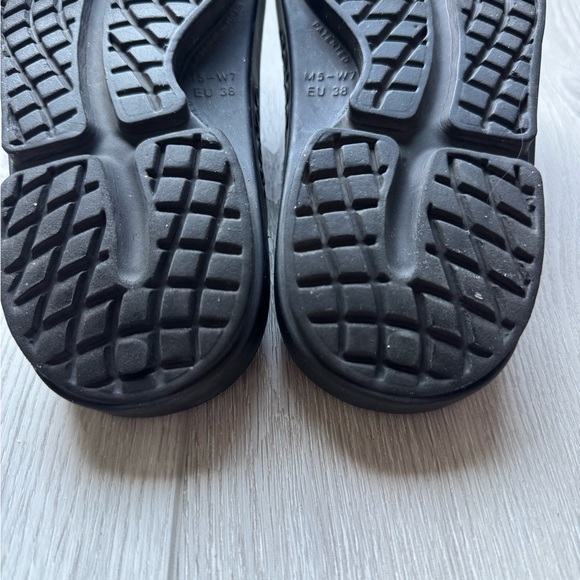 Oofos slide size womens 7 lightly used. - Picture 5 of 6